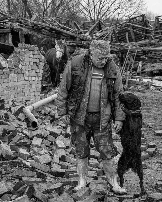 Мужчина со своей лoшадью и собакой после землeтрясения в Хорватии