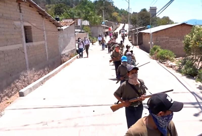 В Мексике дети взялись за оружие, чтобы противостоять наркокартелю