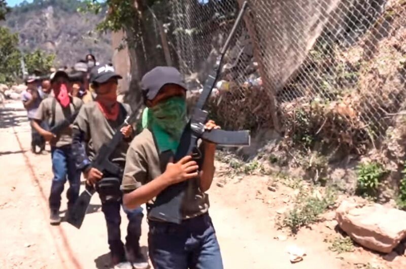 В Мексике дети взялись за оружие, чтобы противостоять наркокартелю