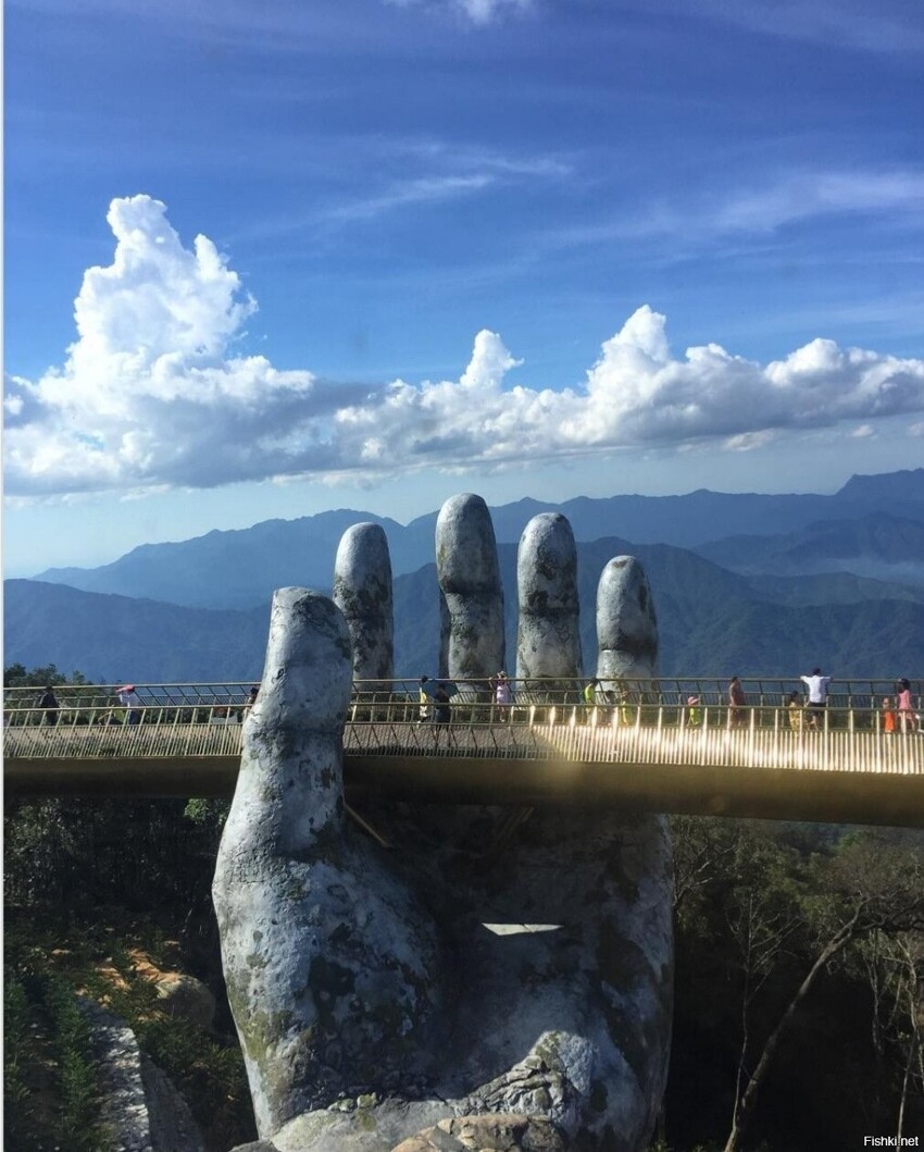 Золотой мост "В руках Бога" , парк Ba Na Hills, Дананг, Вьетнам Золотой мост ...