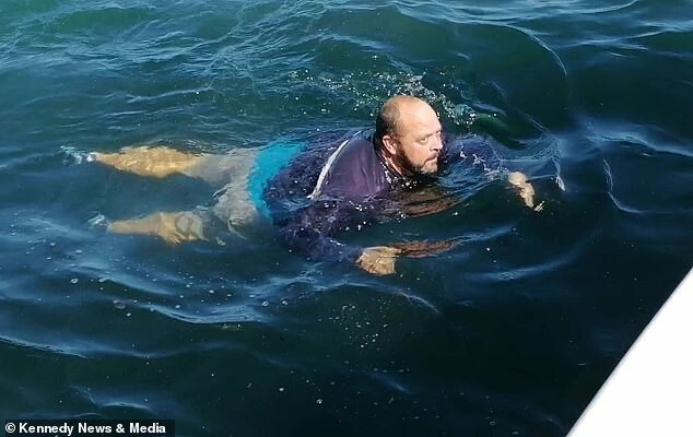 Мужчина вывалился за борт, при столкновении катера с китом и едва не был проглочен последним