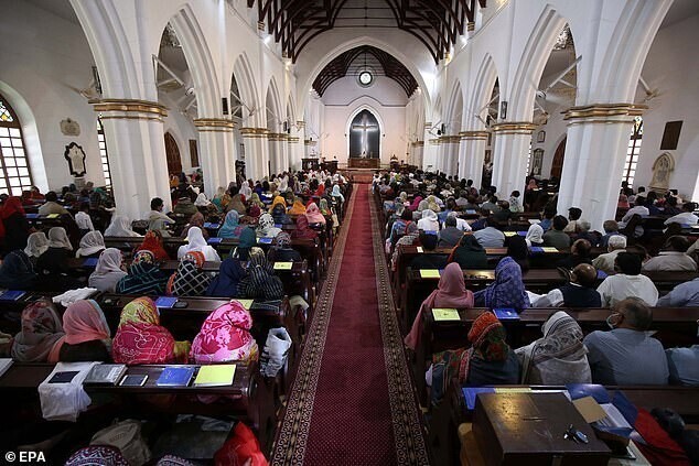 На снимке: члены христианского меньшинства молятся в Пешаваре, Пакистан