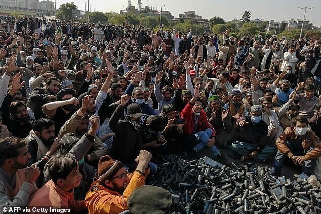 На снимке: тысячи приверженцев "Техрик-и-Лаббайк" выкрикивают лозунги возле пустых баллончиков со слезоточивым газом во время антифранцузской демонстрации в Исламабаде, Пакистан