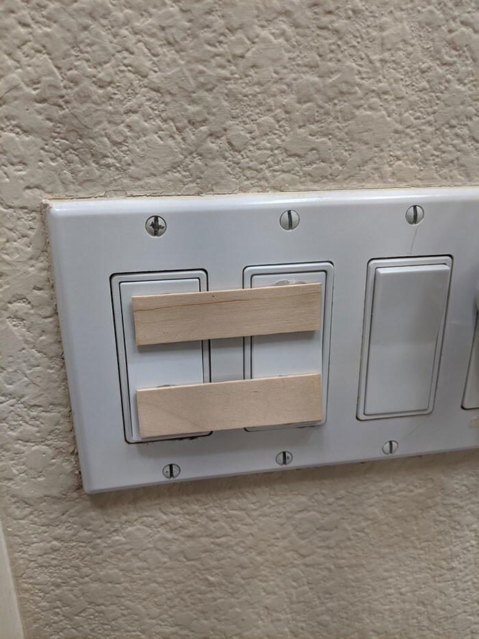 Жена попросила, чтобы выключатели работали одновременно. Никаких проблем!