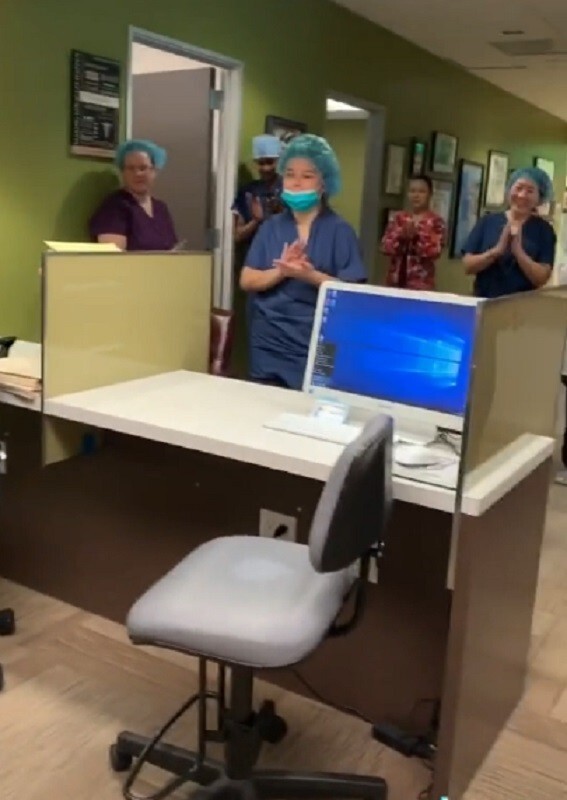 Трогательное видео: Альберт Эйнштейн во главе клиники поздравляет пару с беременностью