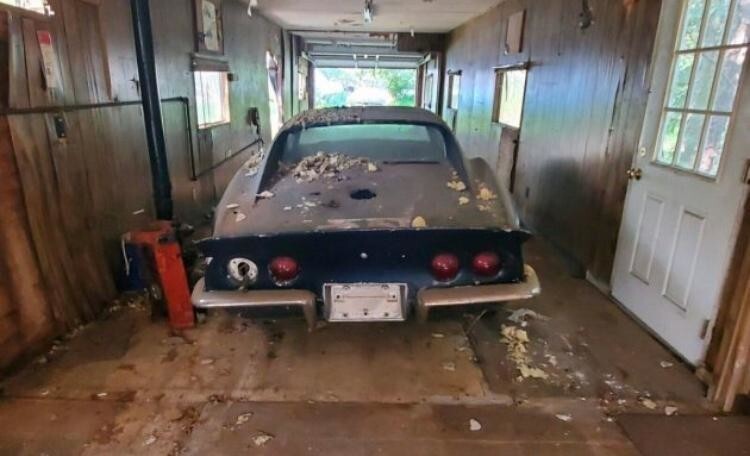 Забытый Chevy Corvette 1969 года без двигателя