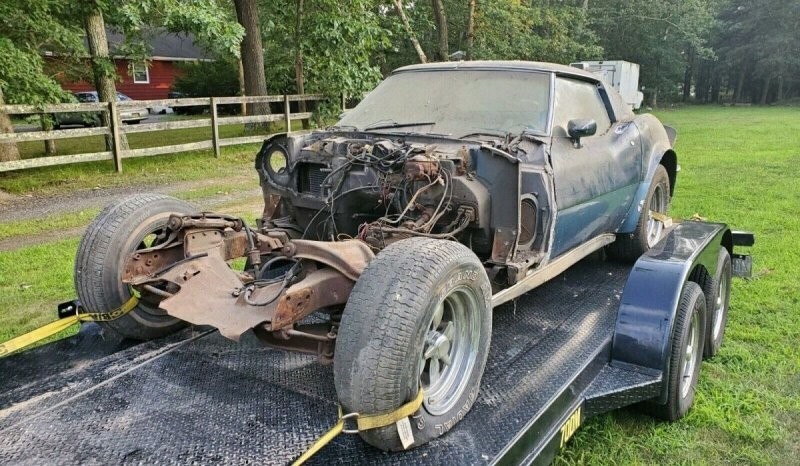 Забытый Chevy Corvette 1969 года без двигателя