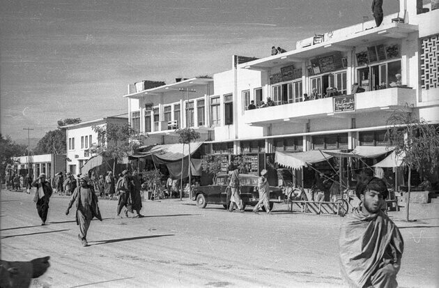 День в расслабленном Кабуле. Легкий налет футуризма в архитектуре подсказывает, что страну пытались перетащить из XIV века в XX, но все тщетно. Полная миражами перспектив эпоха осталась черно-белым сном. Середина 1960-х
