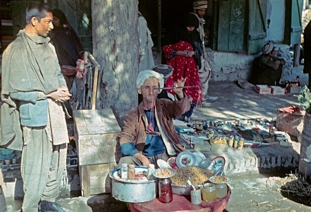 Уличный торговец вареным нутом, его коллеги и клиенты. Кабул, середина 1960-х