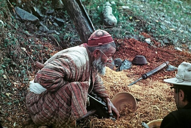 Пожилой старатель, промывание золота. Бадахшан, 1967 год