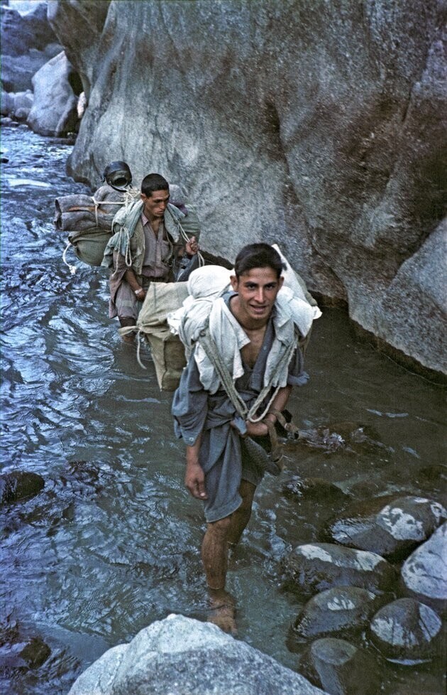 Носильщики геологической экспедиции, афганцы-сафи. Кунар, 1963 год
