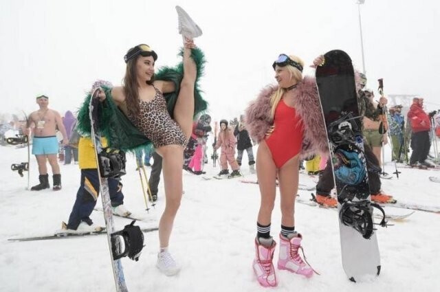 В Сочи состоялся массовый спуск на лыжах в купальниках