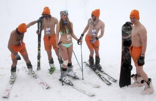 В Сочи состоялся массовый спуск на лыжах в купальниках