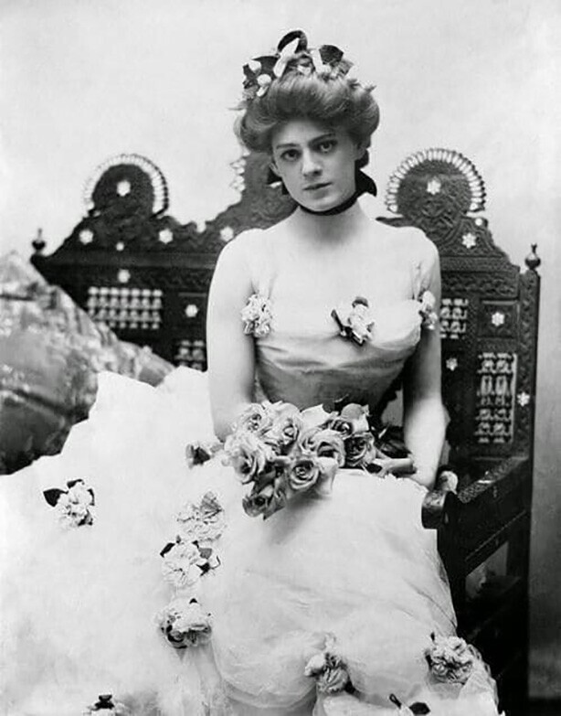 Этель Бэрримор - амepиканская актриса, которая отвергла предложение Уинстона Чepчилля стать его женой. Являeтся двоюродной бабушкой Дрю Бэрримор