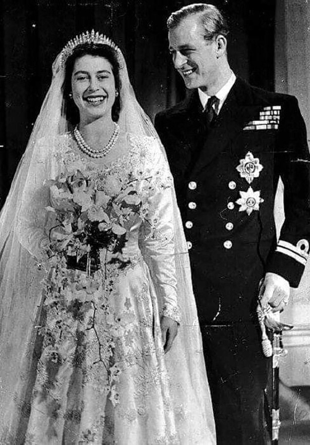 Счастливые принцесса Елизавета и принц Филипп ,во время венчания в Букингемском дворце.Великобритания Лондон 20 ноября 1947 года
