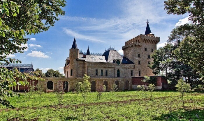 Замок в деревне Грязи: как выглядит дом звездной пары Пугачева-Галкин