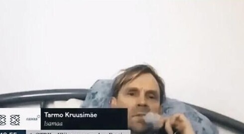 Эстонский депутат внезапно для себя поучаствовал в онлайн-заседании, лежа в постели с вейпом