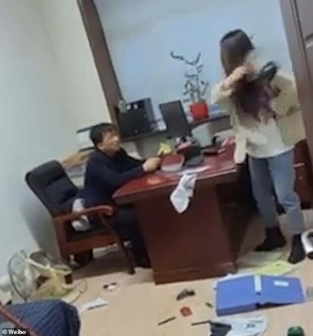 Китаянка избила своего босса шваброй за приставания