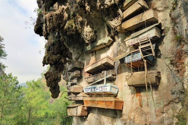 Висячие гробы Сагады: филиппинская деревня, в которой мертвых хоронят на скалах