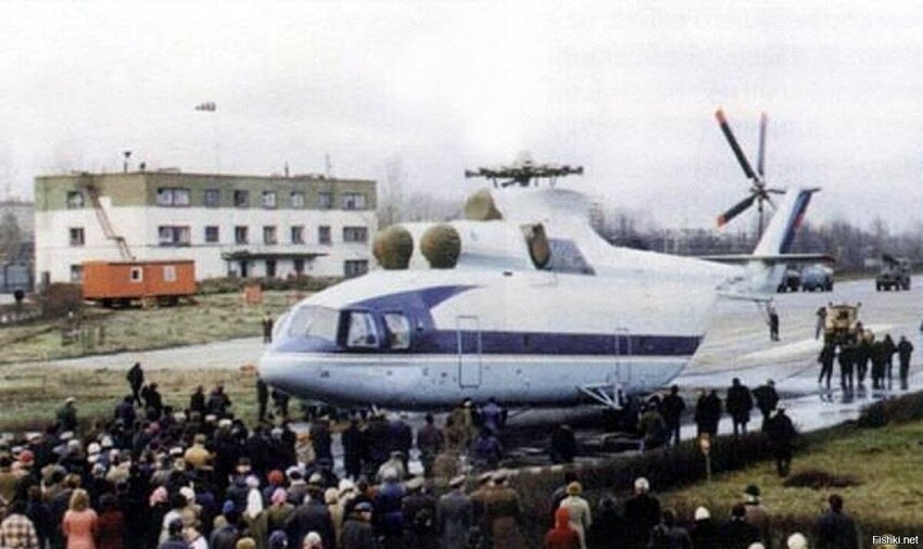 Тяжелый транспортный вертолет Ми-26 транспортирует речной катер на водных кры...