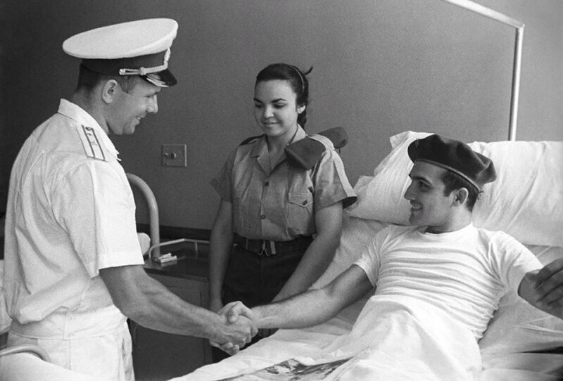 А это соединение двух главных новостей того апреля 1961-го: первый космонавт Юрий Гагарин приветствует раненого кубинского бойца, участника сражения на Плайя-Хирон