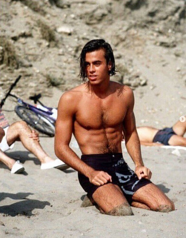 19-летний Энрике Иглесиас на пляже, 1989 год