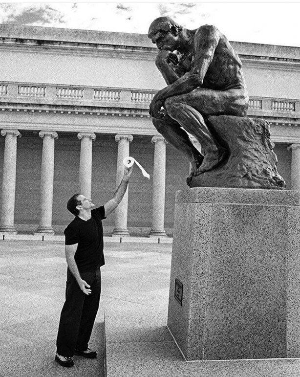Робин Уильямс предлагает туалетный рулон скульптуре "Мыслитель", 90-е