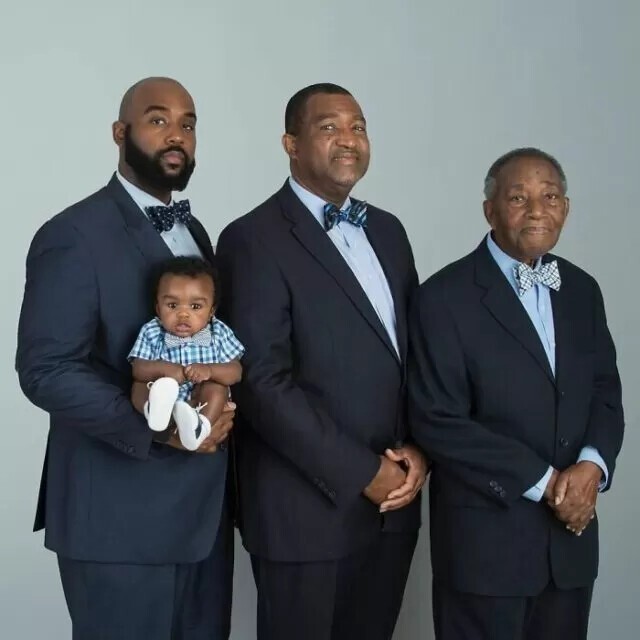 Четыре поколения мужчин одной семьи рядом друг с другом