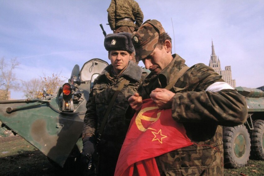 Русский офицер рвёт флаг СССР, 1993 год