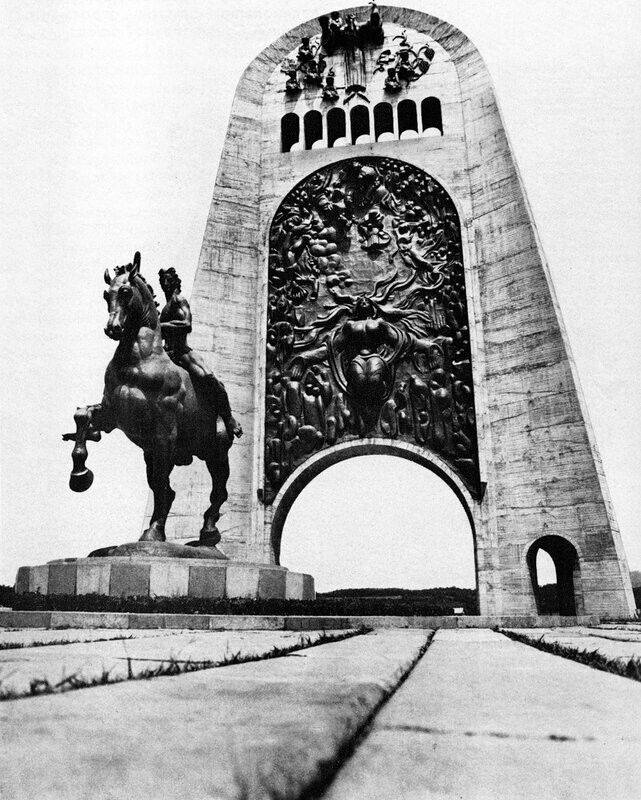 Памятник воинам Великой Отечественной войны, взорванный в Кутаиси (Грузия), на Поклонной горе.