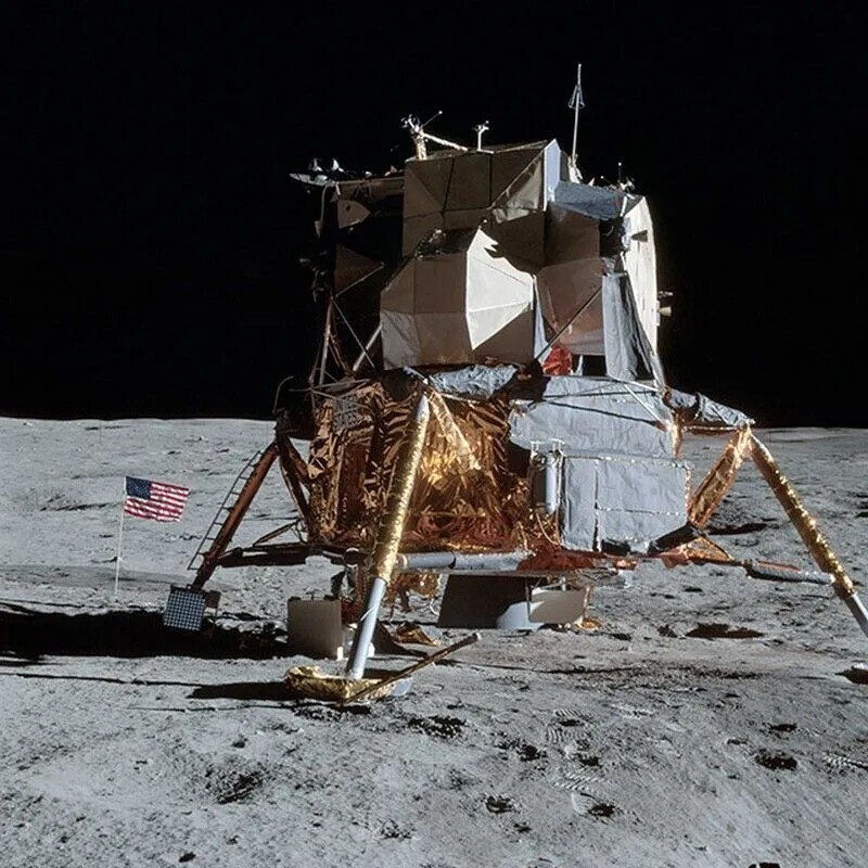 Лунный модуль корабля «Аполлон» (LM), также известный как LEM (Lunar Excursion Module)