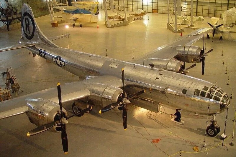 Enola Gay (Boeing B‑29, самолет-бомбардировщик, который сбросил первую атомную бомбу на Хиросиму)
