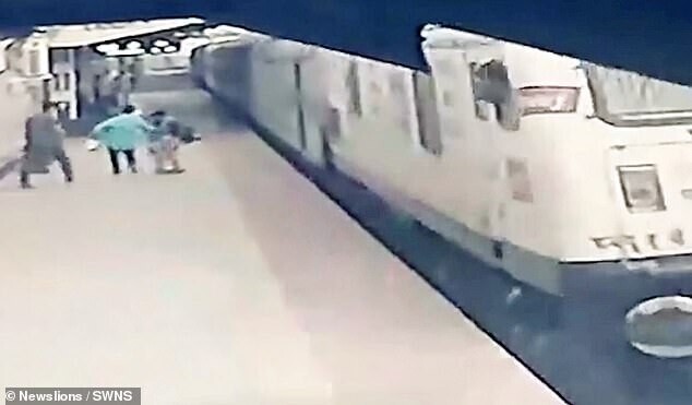 Видео: героическое спасение ребенка, упавшего на рельсы перед приближающимся поездом