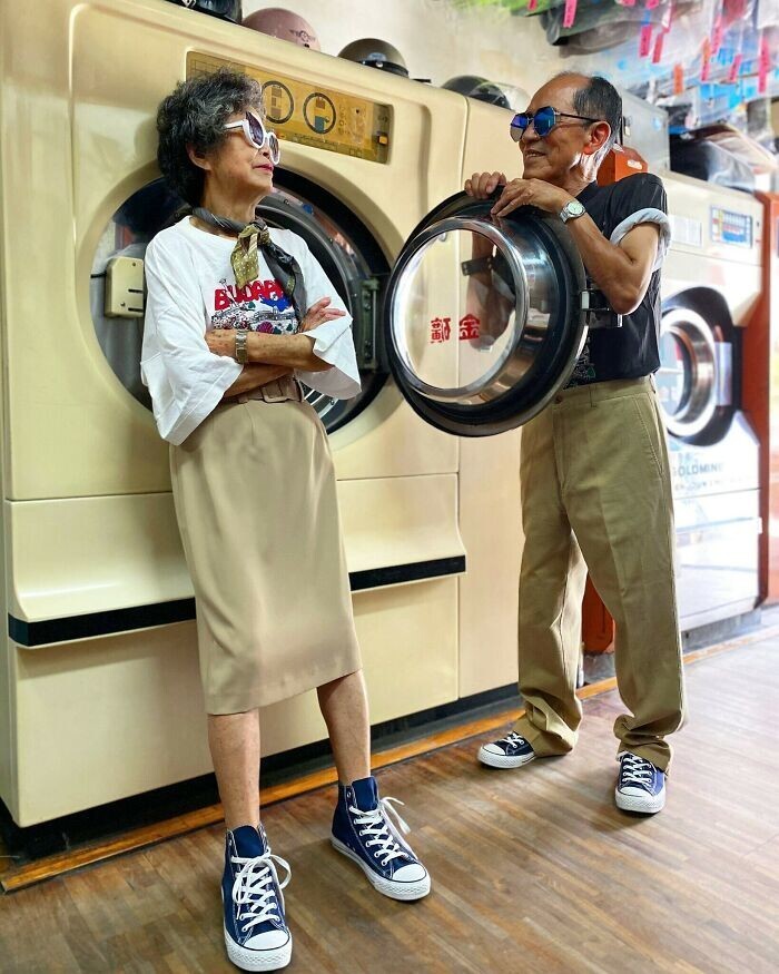 30. Пожилые супруги (83 и 84 года) из Тайваня позируют в забытых в прачечной вещах