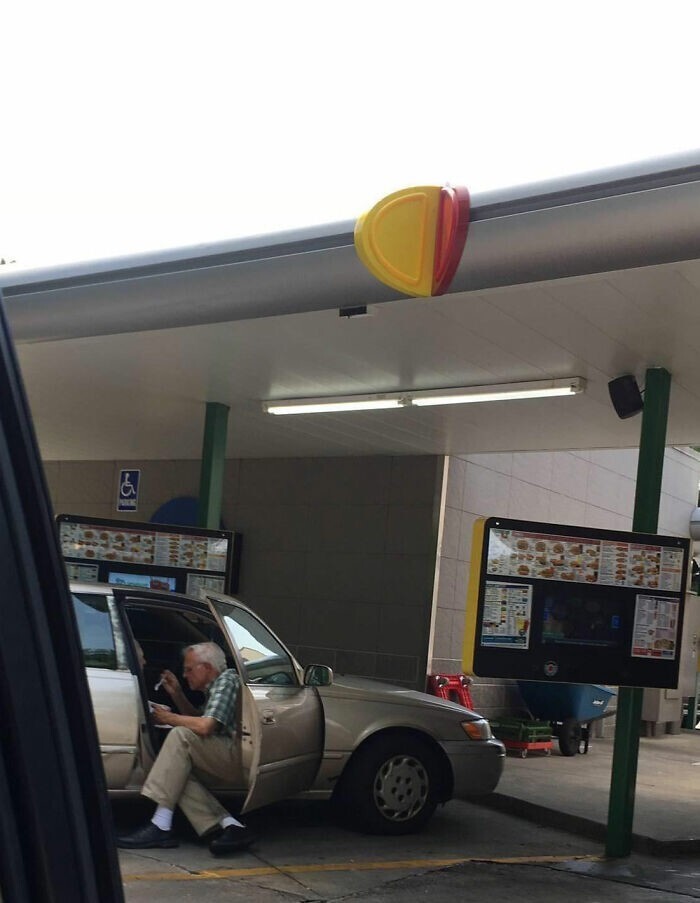 38. "Этот мужчина сидел в 36-градусную жару у своей машины и кормил 80-летнюю жену мороженым с ложечки"