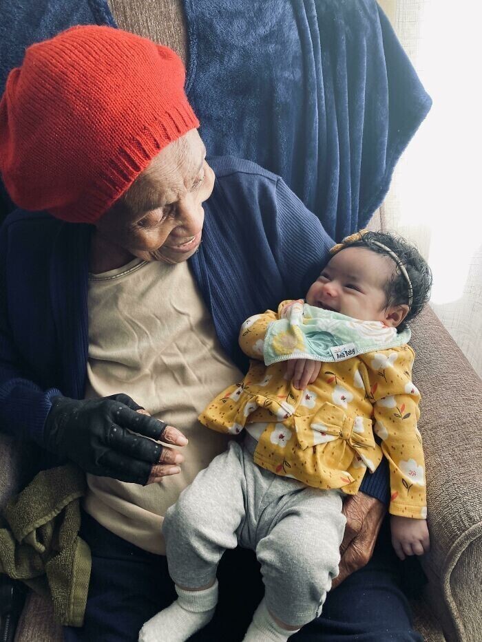 "Моя прабабушка, которой исполнилось 103 года, смеется вместе с моей 2-месячной дочкой"