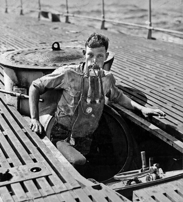 Моряк на подводной лодке испытывает спасательный дыхательный аппарат Momsen Lung. Июль 1930г.