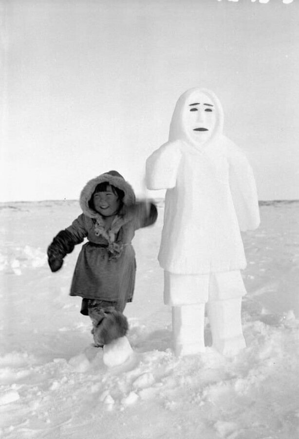 Девочка-эскимос (инуиты) рядом со снеговиком. Канада, 1961 год