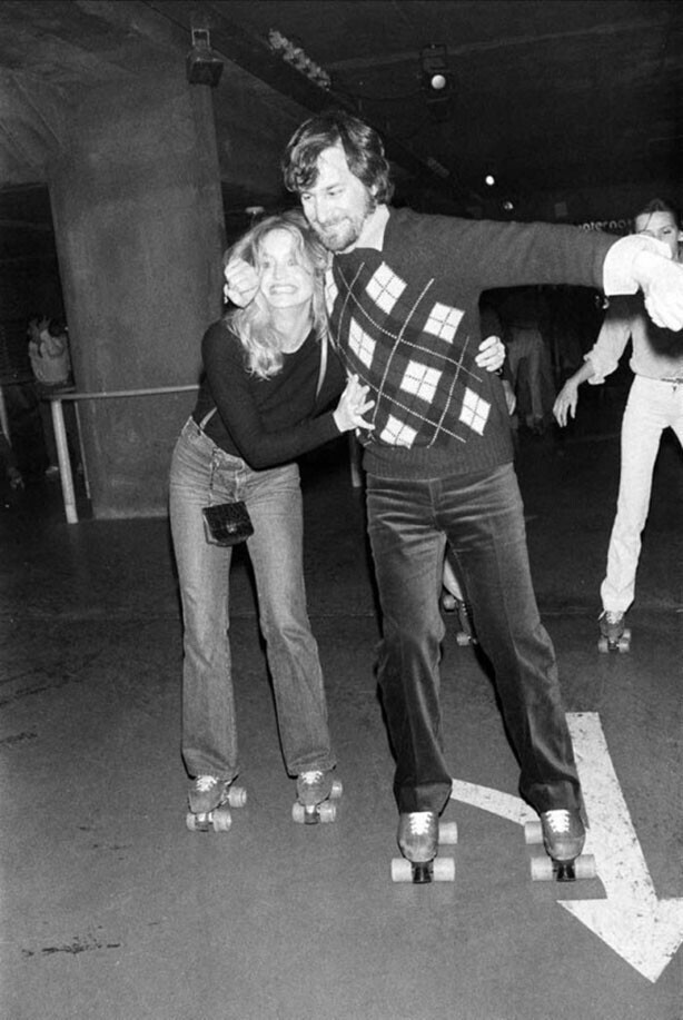 Голди Хоун и Стивен Спилберг на роликах, 1980 год.