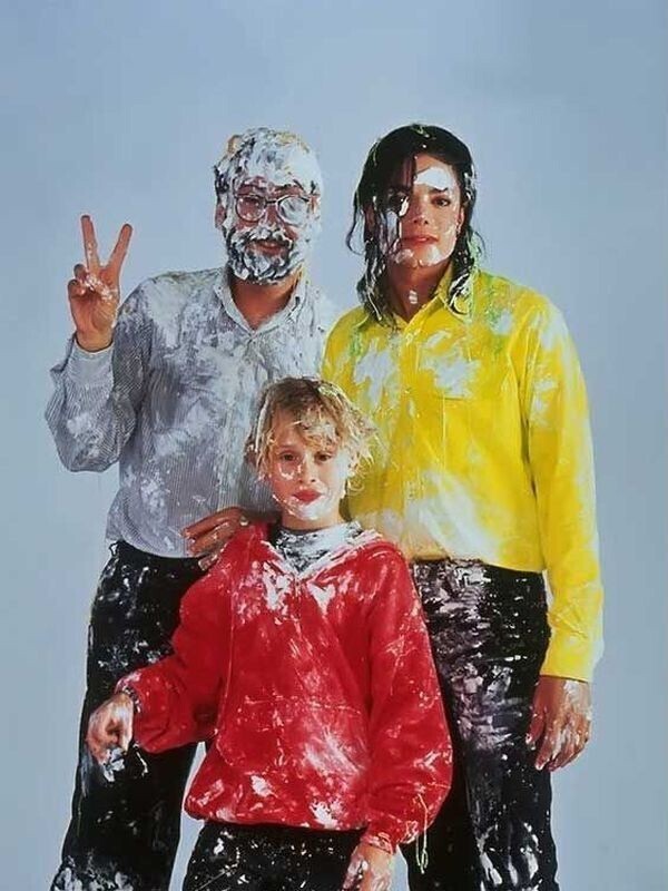 Кинорежиссёр Джон Лэндис, певец Майкл Джексон и актер Маколей Калкин на съёмках клипа — Black or White, 1991 г.