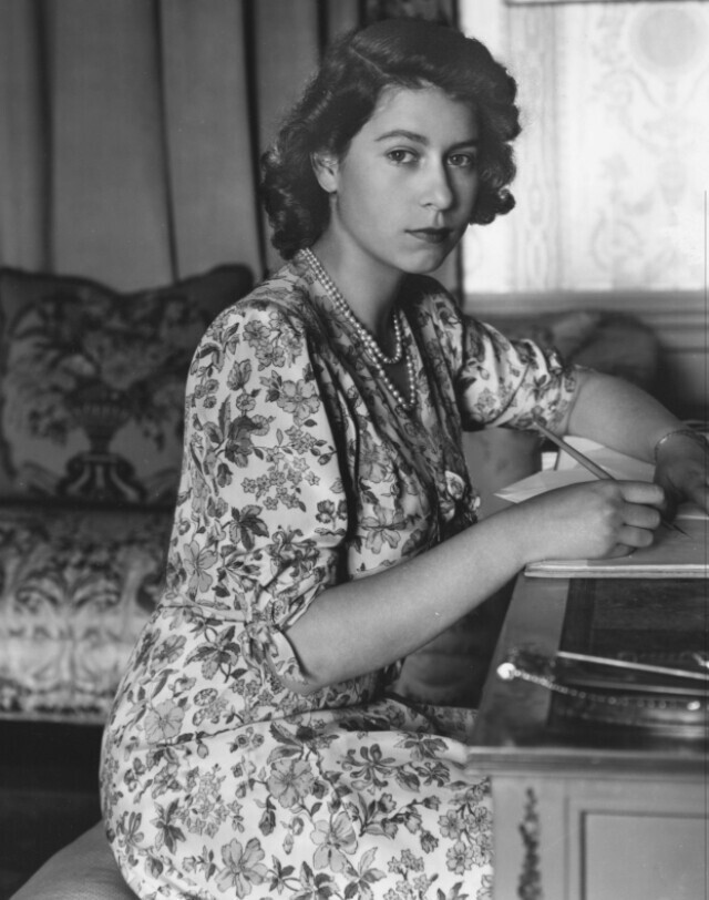 20 черно-белых портретов королевы Елизаветы II в молодости, 1940-е годы