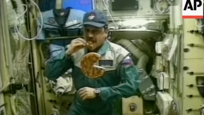 Космонавтам на МКС доставили пиццу