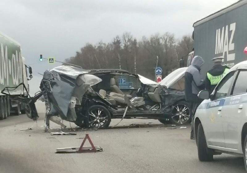 Авария дня. Внедорожник влетел в фуру в Калужской области