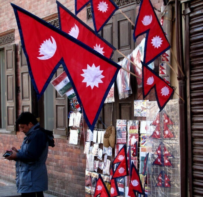 2. Флаг Непала - единственный в мире государственный флаг непрямоугольной формы