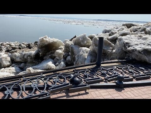 Лед снес ограждение на набережной в Хабаровске 