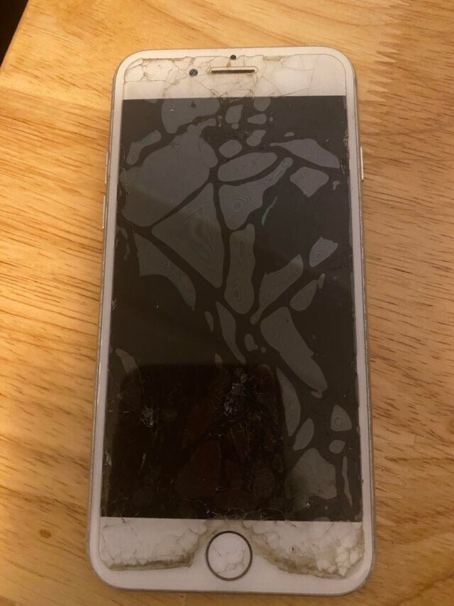 Мой муж отказывается снять защитное стекло с телефона, хотя оно выглядит вот так