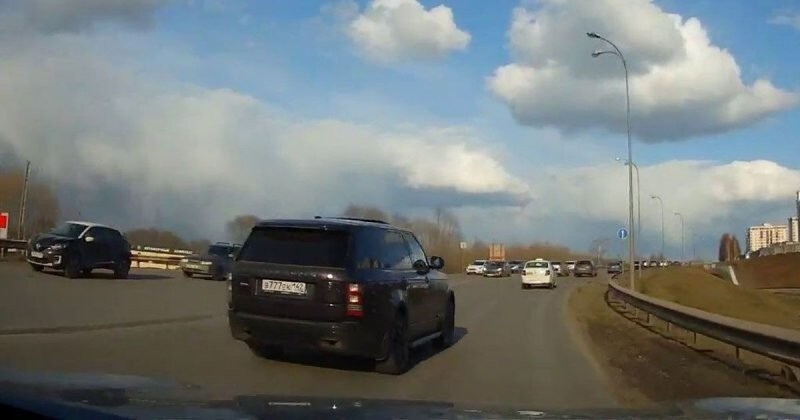 Гонщик на Range Rover устроил массовое ДТП в Кемерове