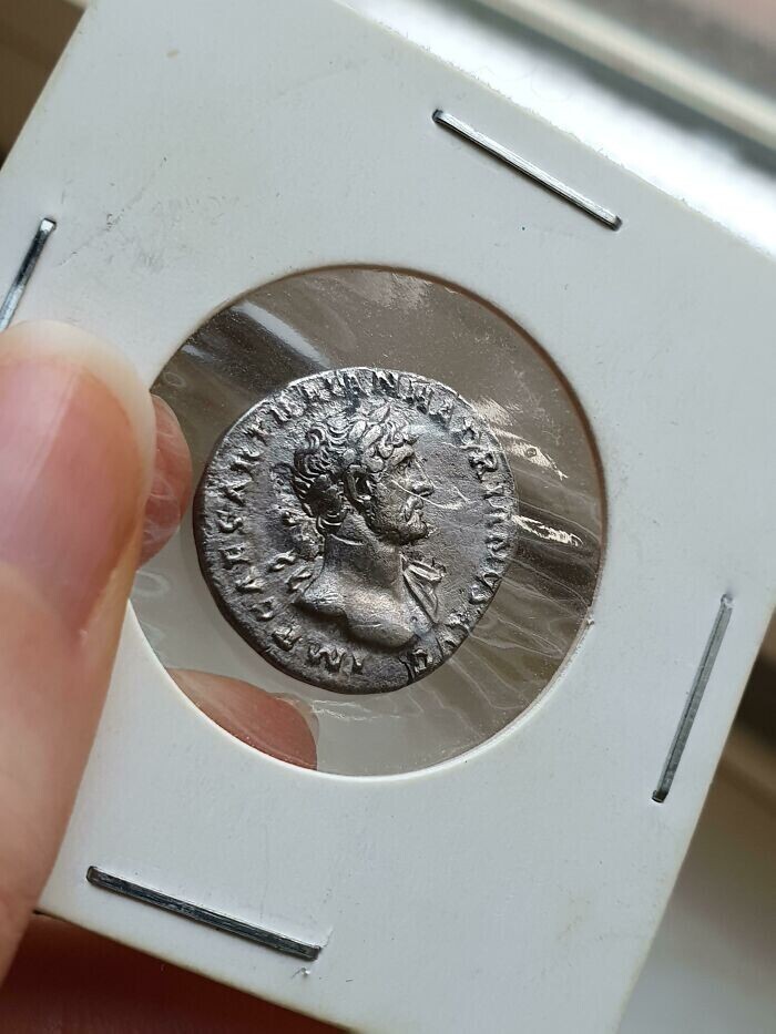 "У меня в коллекции есть римская монета времен императора Адриана. Ей 2000 лет"