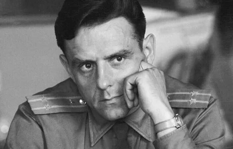 24 апреля 1967 года при возвращении на Землю из неудачного полета погиб советский космонавт Владимир Комаров.