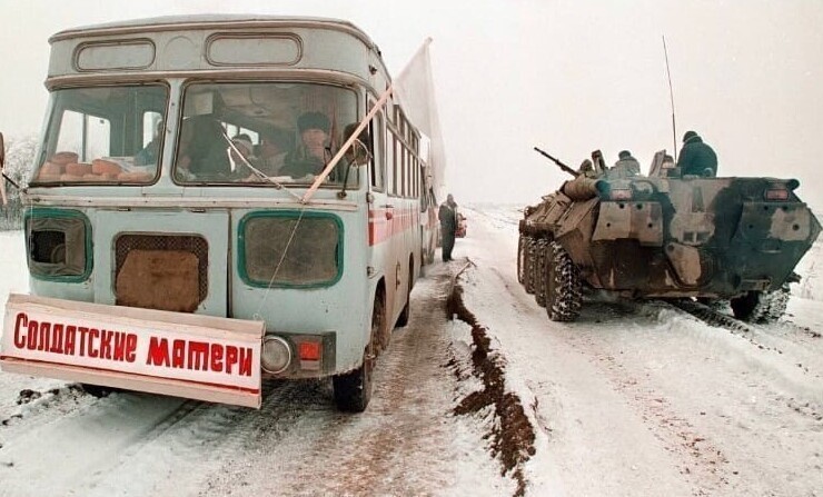 2. По дороге в Грозный. Автобус с матерями военнослужащих. 1996 год